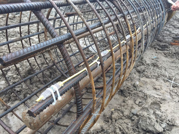 现场绑扎测温电缆,热法桩身完整性测试